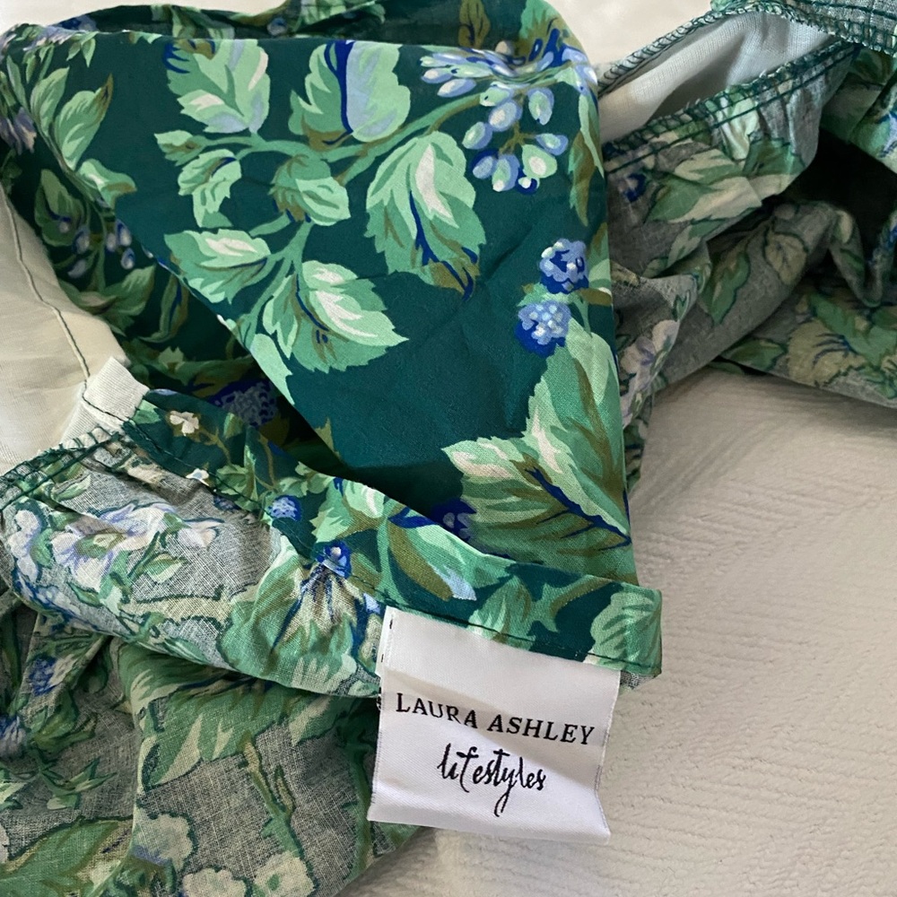LAURA ASHLEY Lifestyles BRAMBLE Bedskirt and Pillow Shams - Picture 9 of 11